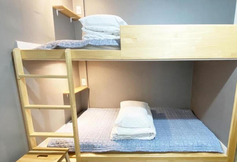 Economy Triple Room, Dante House