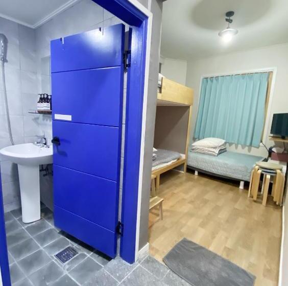 Economy Triple Room, Dante House