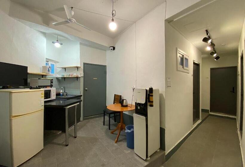 Economy Quadruple Room, Dante House