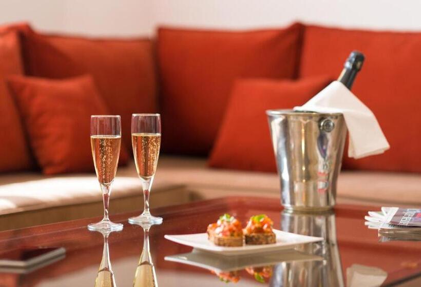 سوییت جونیور, La Résidence