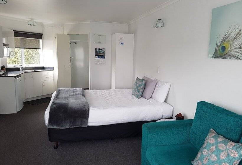 استودیوی استاندارد, 554 Moana Court Motel