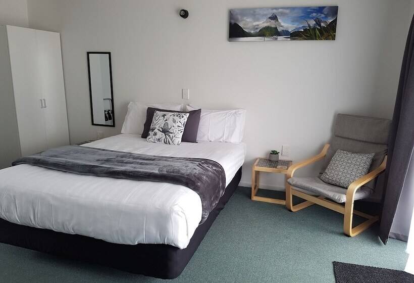 استودیوی استاندارد, 554 Moana Court Motel