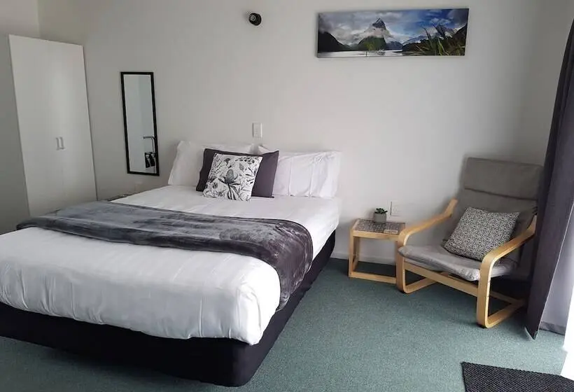 استودیوی استاندارد, 554 Moana Court Motel
