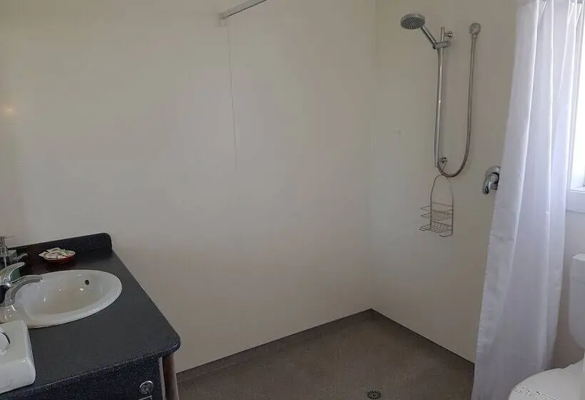 استودیوی استاندارد, 554 Moana Court Motel