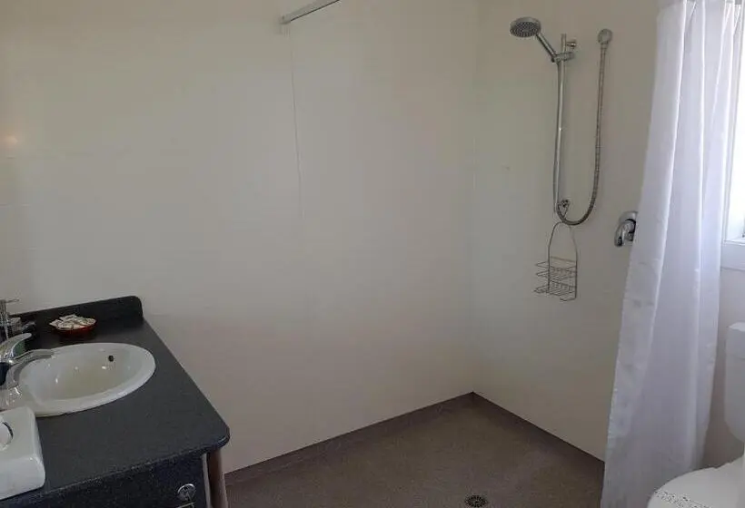 استودیوی استاندارد, 554 Moana Court Motel