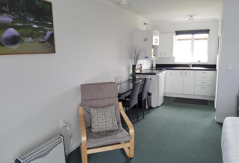 استودیوی استاندارد, 554 Moana Court Motel