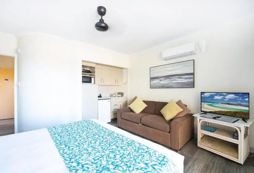 スーペリアスタジオ, Coral Sea Vista Apartments
