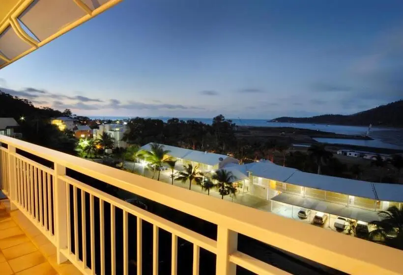 スーペリアスタジオ, Coral Sea Vista Apartments