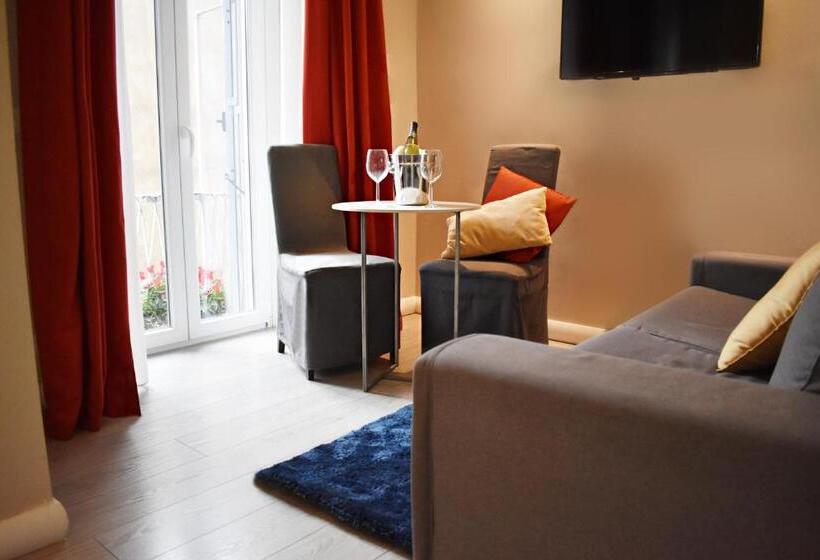 סוויטת ג'וניור עם מרפסת, The Roman Empire Guesthouse