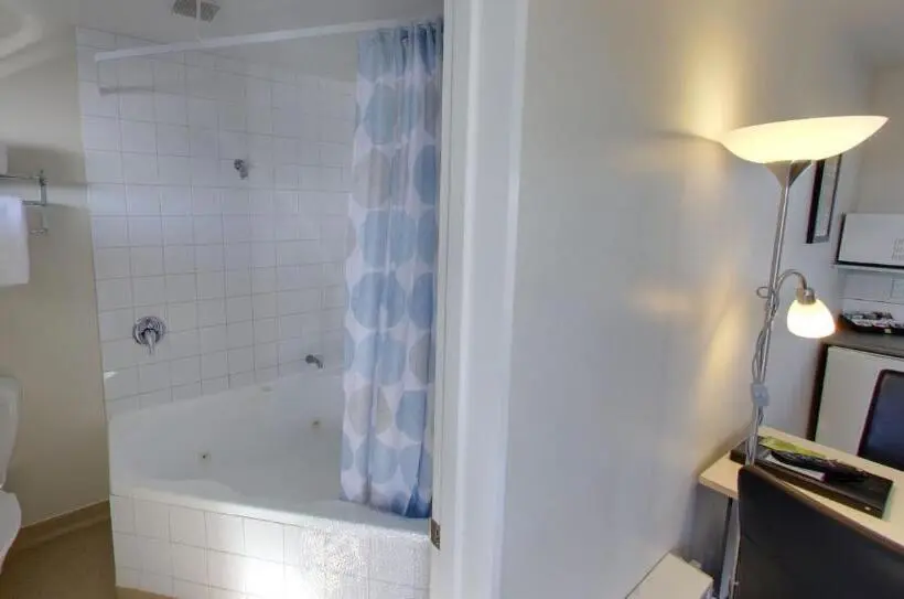 استودیوی سوپریور, Westport Spa Motel
