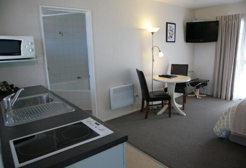 סטודיו סופריור, Westport Spa Motel