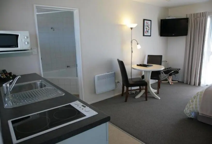 استودیوی سوپریور, Westport Spa Motel