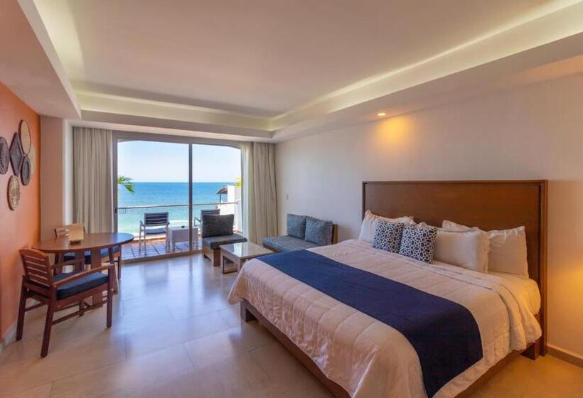 带大床的小型套房, The Paramar Beachfront Boutique Hotel With Breakfast Included Downtown Malecon