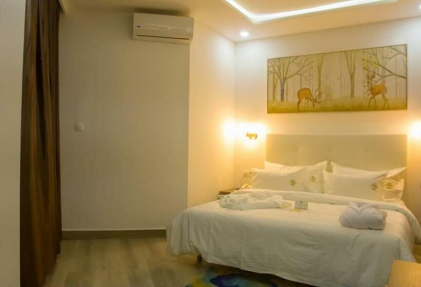 سوییت با چشم‌انداز استخر, Sunset