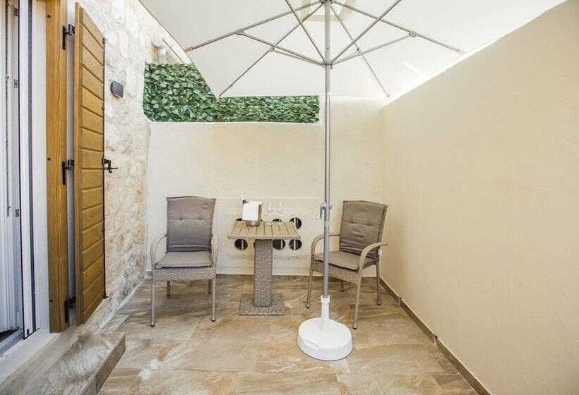 חדר דלוקס עם מרפסת, Heritage Hotel Dea Hvar