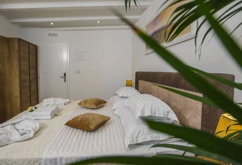 اتاق لوکس با بالکن, Heritage Hotel Dea Hvar