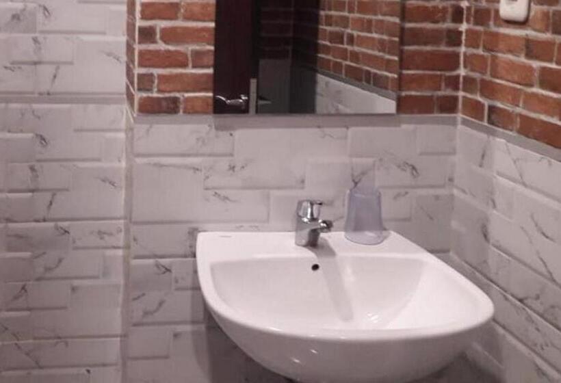 חדר דלוקס לשלושה, Reddoorz Plus @ Doorman Guest House