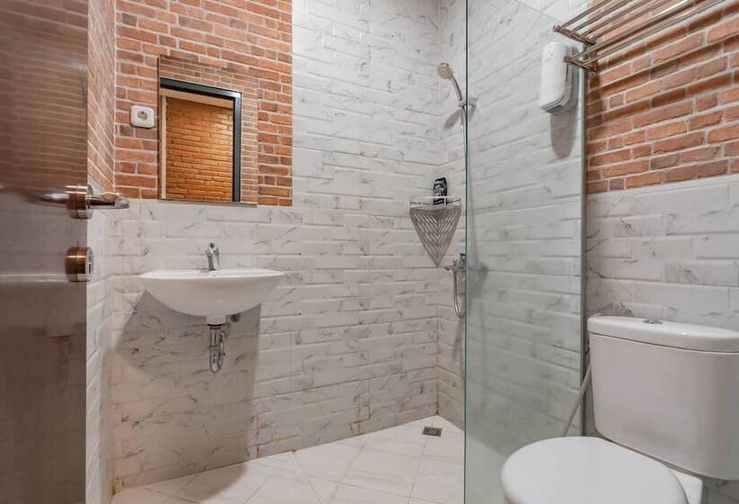 חדר דלוקס לשלושה, Reddoorz Plus @ Doorman Guest House