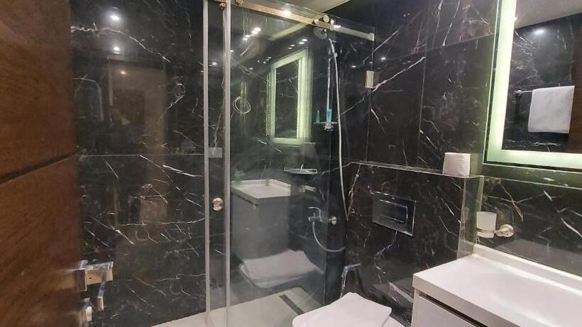 اتاق لوکس با چشم‌انداز دریا, Palm Ville Suites