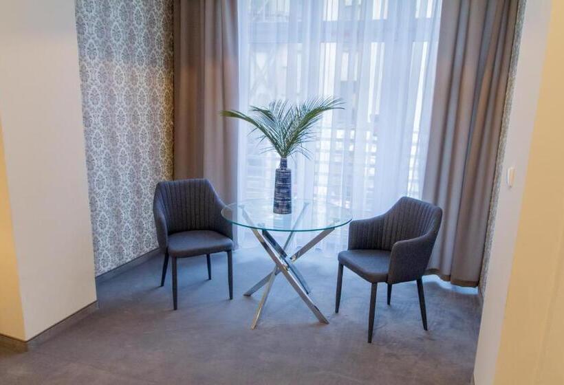 豪华房间, Brassel Apart