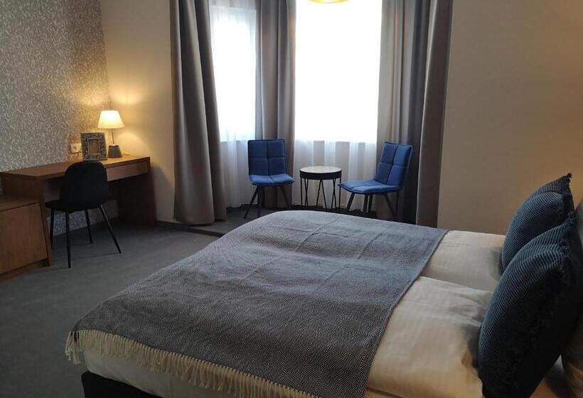 디럭스 룸, Brassel Apart