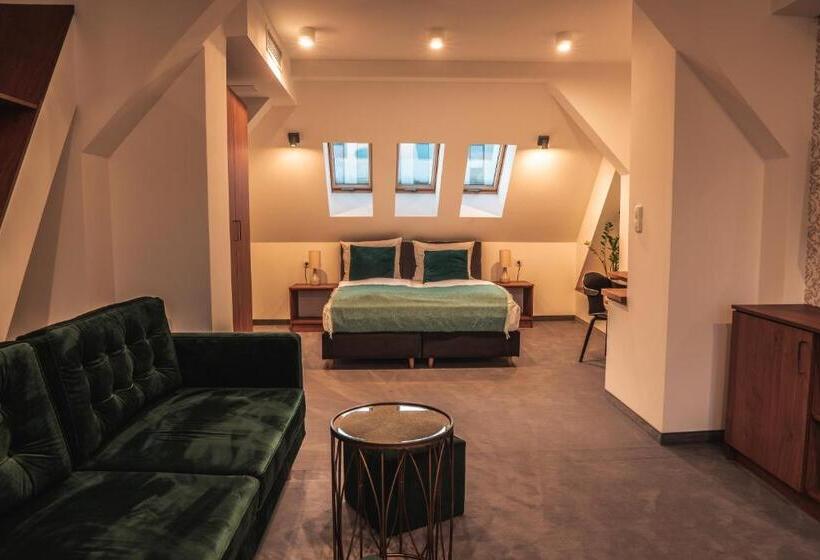 패밀리 스위트, Brassel Apart