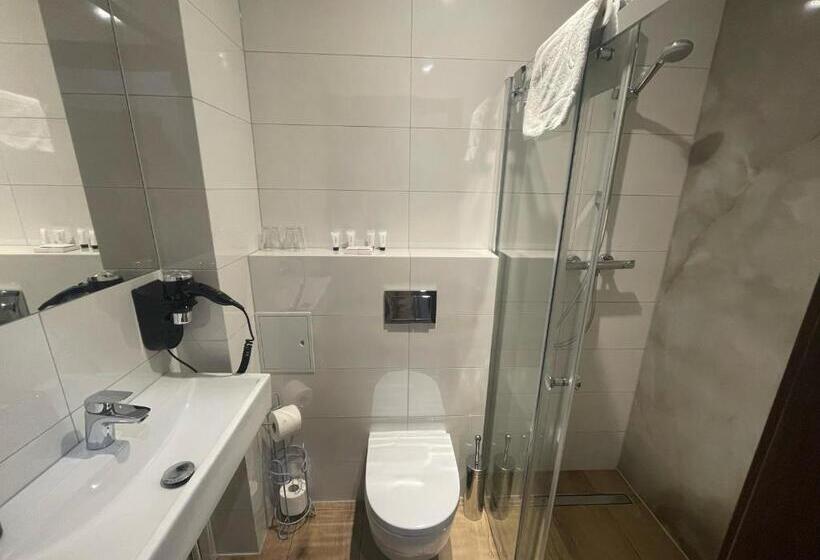 标准间, Brassel Apart