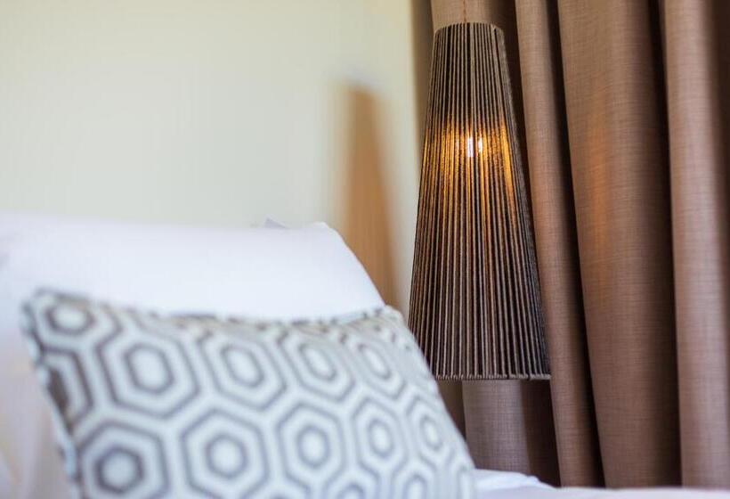 Superior suite with garden view, 180 South Seaside