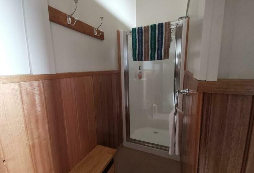 غرفة قياسية فردية, Mickey Bourke S Koroit