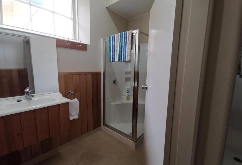 غرفة قياسية سرير كينج, Mickey Bourke S Koroit