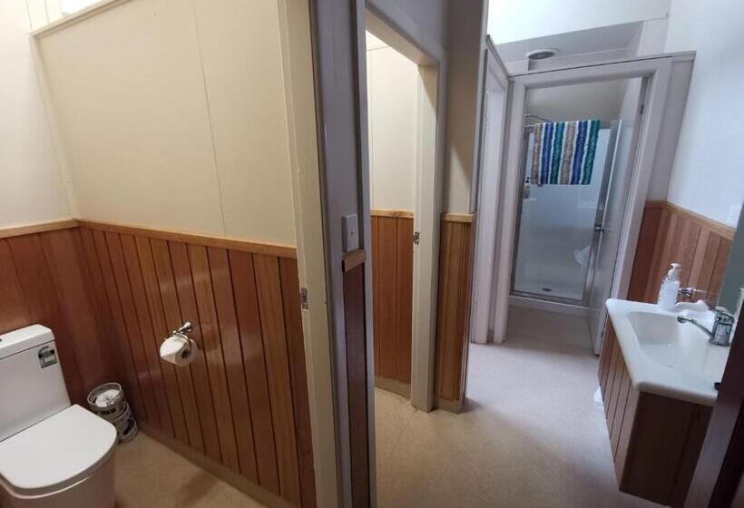 غرفة قياسية فردية, Mickey Bourke S Koroit