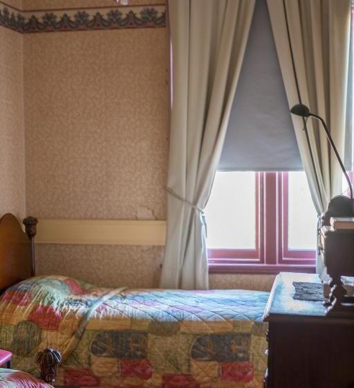 غرفة قياسية فردية, Mickey Bourke S Koroit