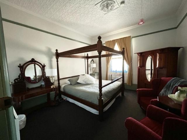 غرفة سوبيريور, Mickey Bourke S Koroit