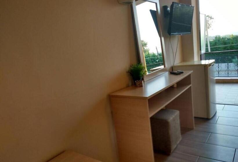 اتاق استاندارد چهارنفره با بالکن, Ocean Pacific