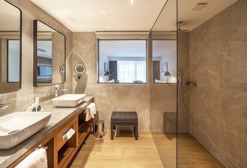 اتاق لوکس با بالکن و چشمانداز دریا, Luxury Hotel Riva