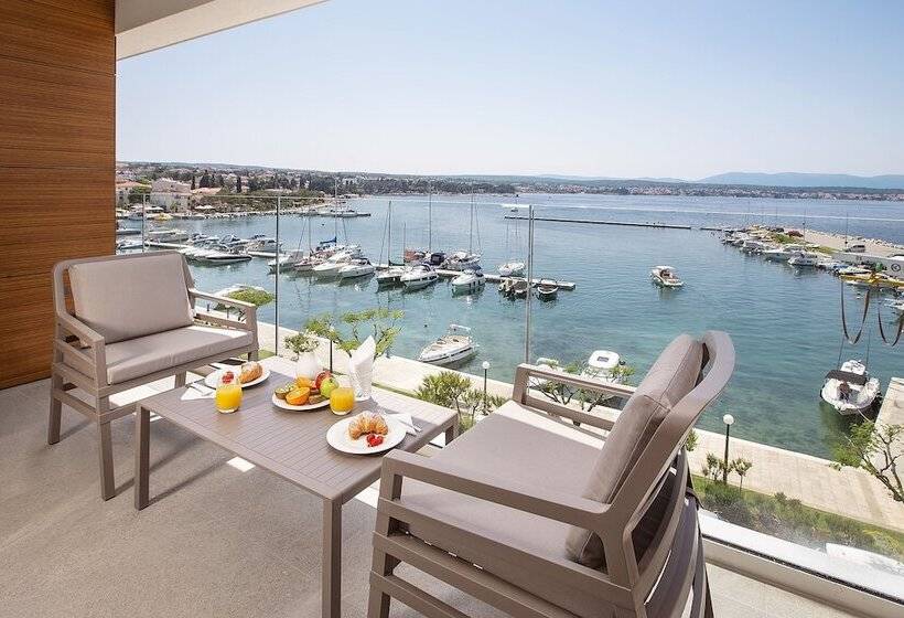 اتاق لوکس با بالکن و چشمانداز دریا, Luxury Hotel Riva