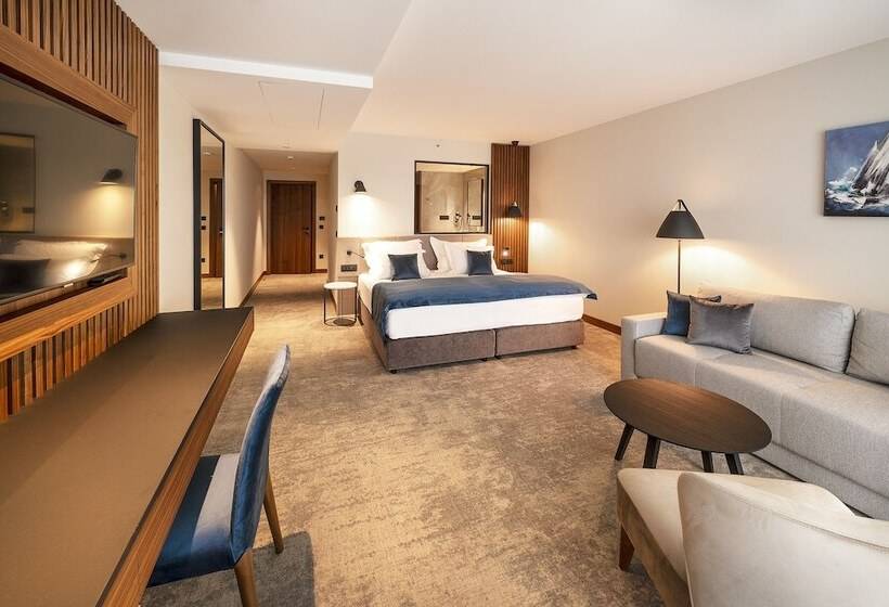 اتاق لوکس با بالکن و چشمانداز دریا, Luxury Hotel Riva