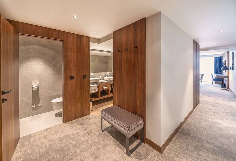 اتاق خانوادگی با چشمانداز استخر, Luxury Hotel Riva