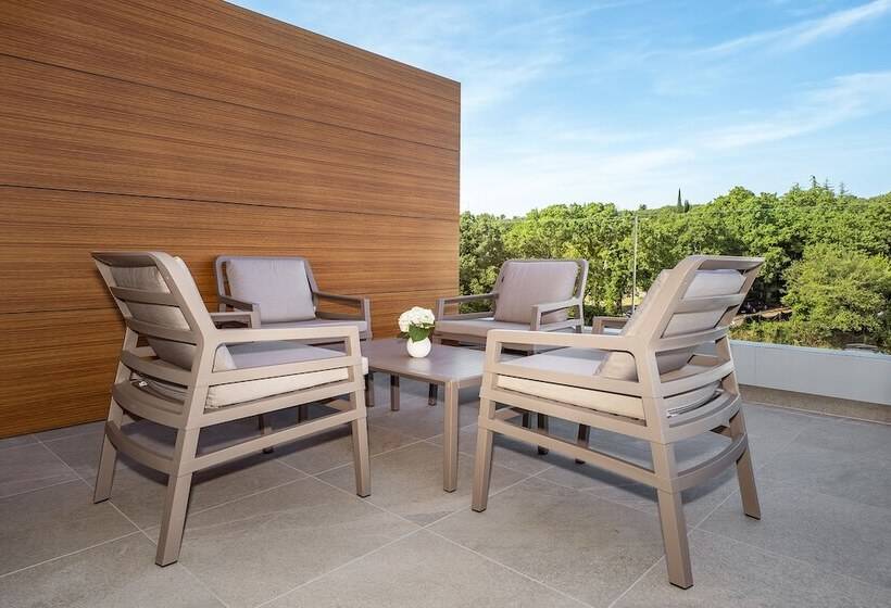 اتاق خانوادگی با چشمانداز استخر, Luxury Hotel Riva