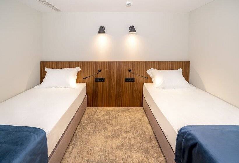 اتاق خانوادگی با چشمانداز استخر, Luxury Hotel Riva