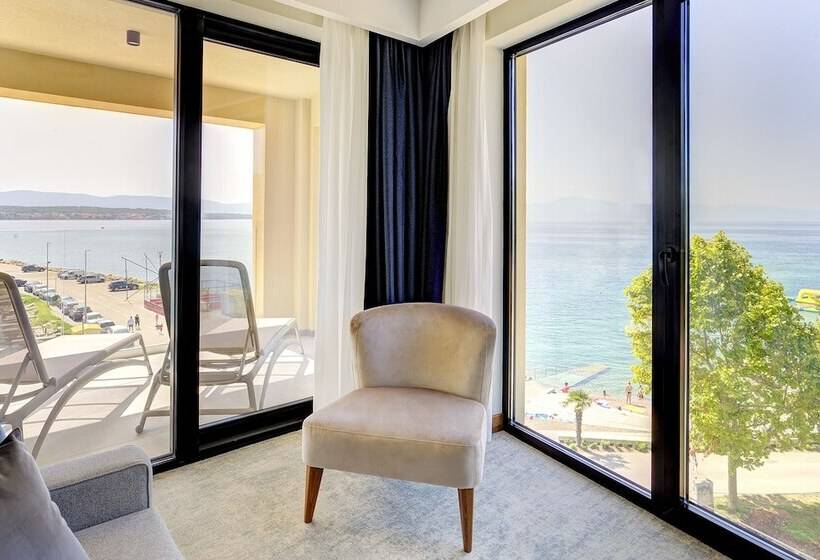 سوییت جونیور با چشمانداز دریا, Luxury Hotel Riva
