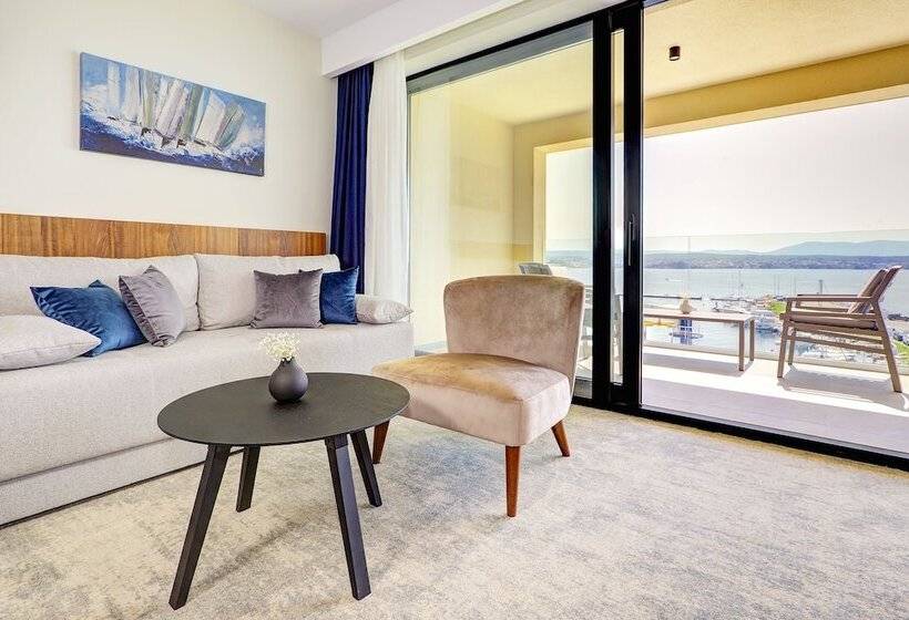 سوییت جونیور با چشمانداز دریا, Luxury Hotel Riva