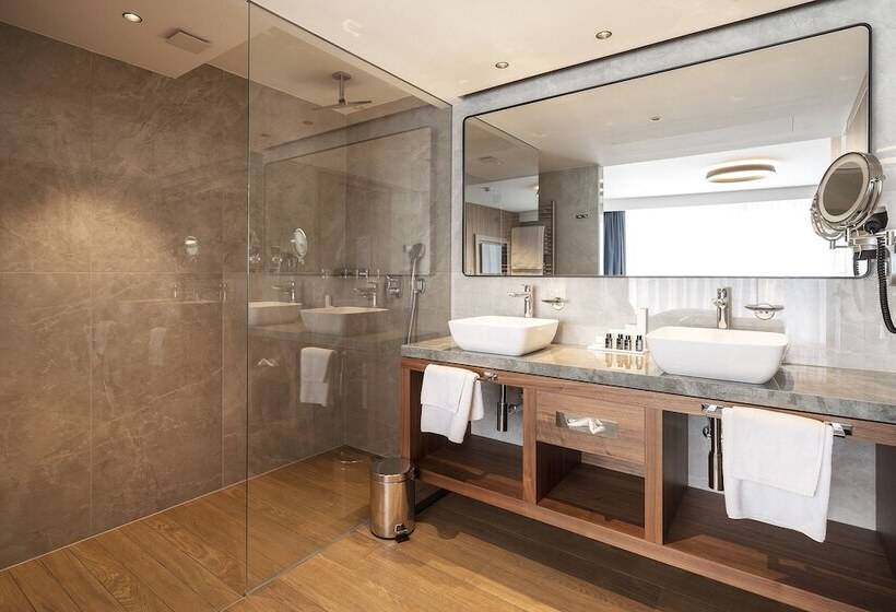 Deluxe Suite Sea View, Luxury Hotel Riva