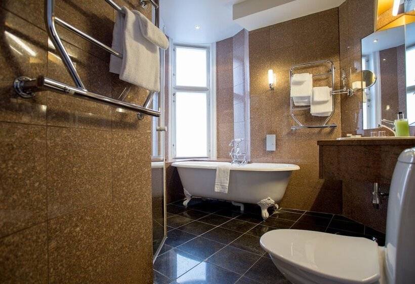 جناح جونيور, Crystal Plaza