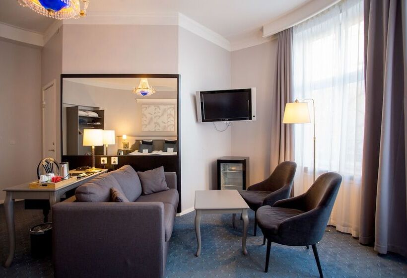 جناح جونيور, Crystal Plaza