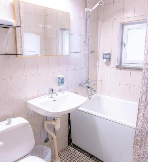 غرفة قياسية فردية, Fars Hatt