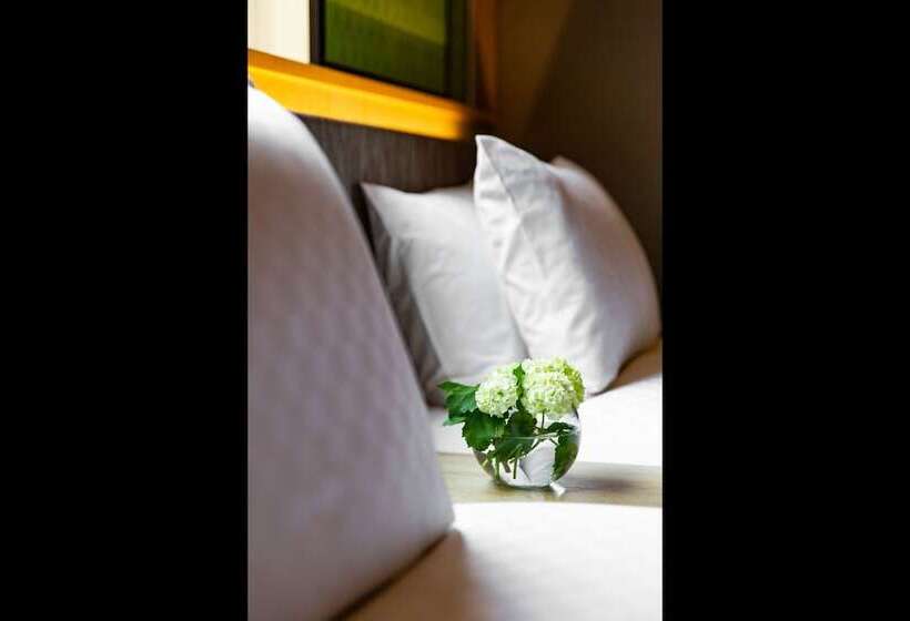 Camera Superiore, Eph Takayama