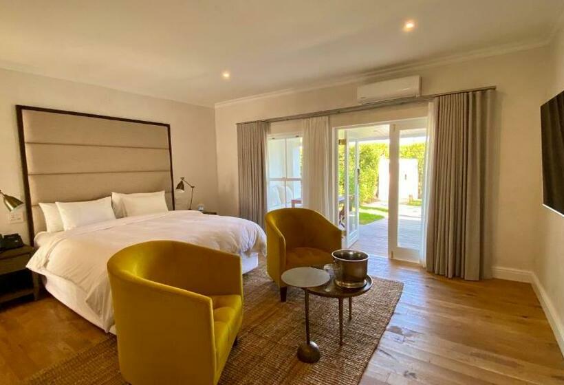 سوییت جونیور, La Paris Estate