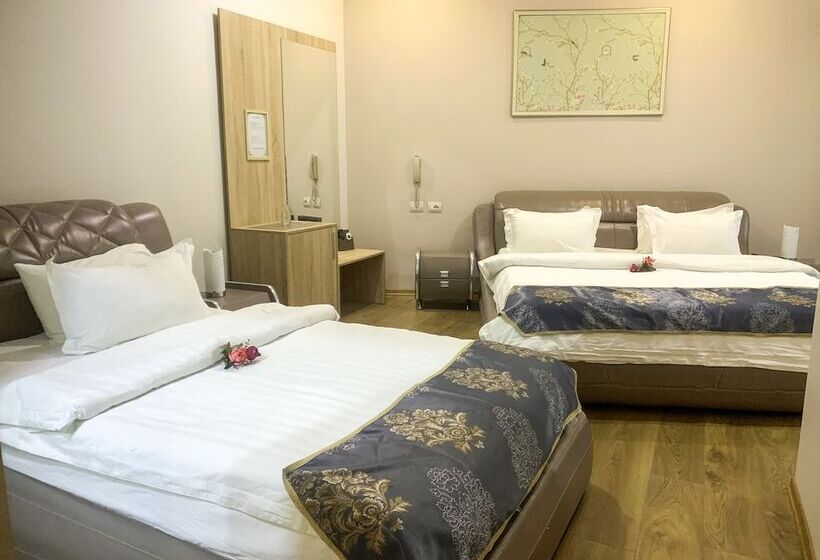 חדר סטנדרט לשלושה, Park