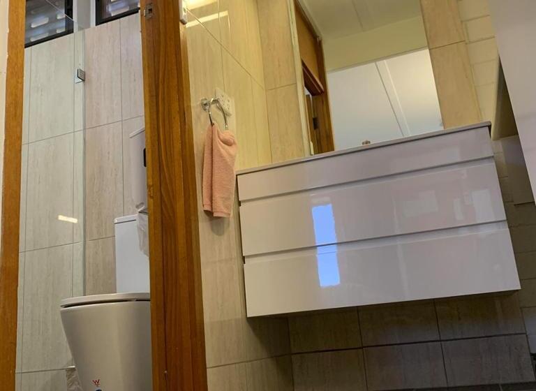 غرفة عائلية, Finley Motel